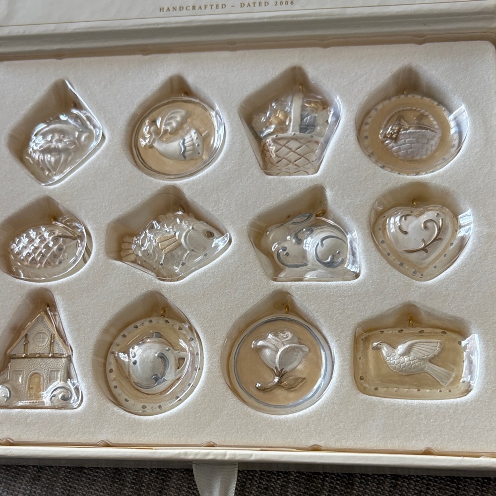 Hallmark Keepsake Cream Ornament Box, 2006 - Picture 3 of 4